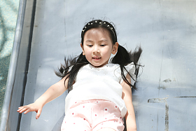 小女孩在户外玩滑梯