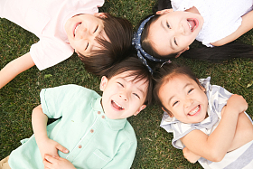 快乐的孩子们在草地上玩耍