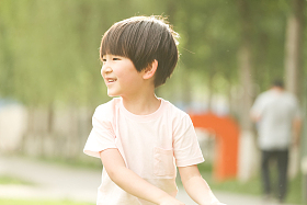 小男孩在户外玩耍