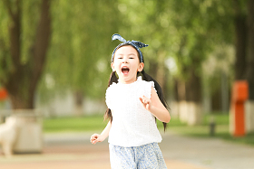 小女孩在户外玩耍照片