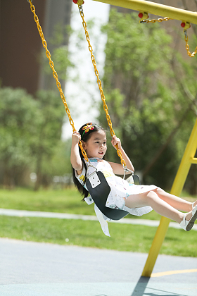 小女孩在户外玩耍照片