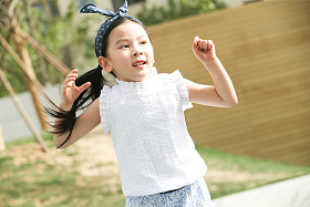 小女孩在户外玩耍照片