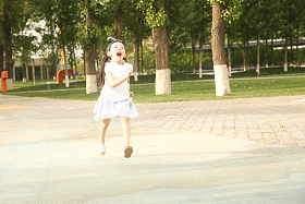 小女孩在户外玩耍照片