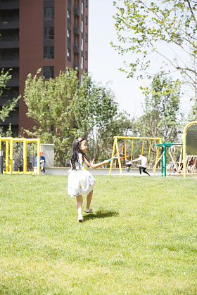 可爱的小女孩在玩耍