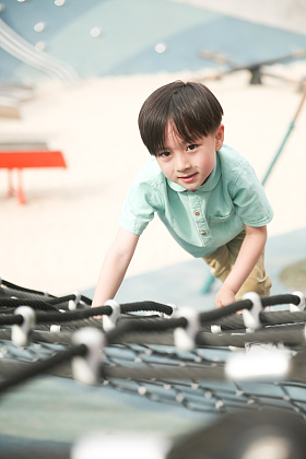 快乐儿童在户外玩耍