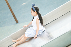 小女孩在户外玩滑梯