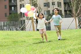 快乐儿童在草地上玩耍图片