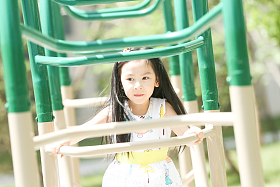 快乐儿童在户外玩耍