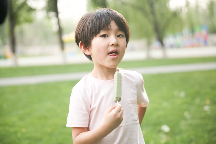 小男孩吃冰棍图片