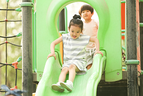 儿童在户外玩滑梯