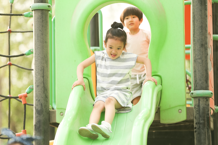 儿童在户外玩滑梯 儿童在户外玩滑梯