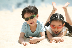 儿童在户外玩耍