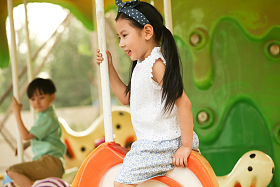 儿童在外面玩耍