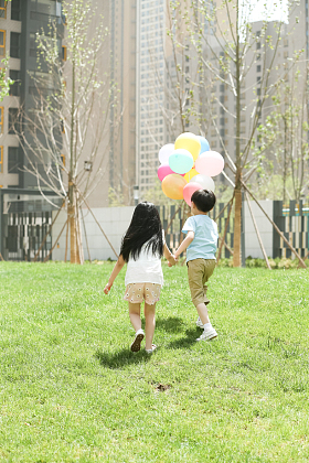 快乐儿童在草地上玩耍图片