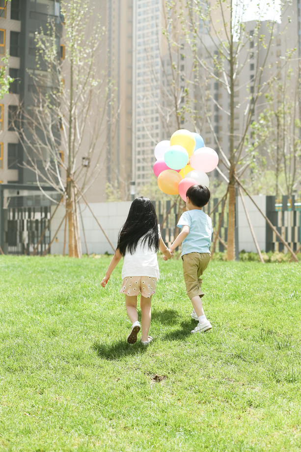 快乐儿童在草地上玩耍图片 快乐儿童在草地上玩耍图片