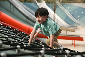 快乐儿童在户外玩耍图片