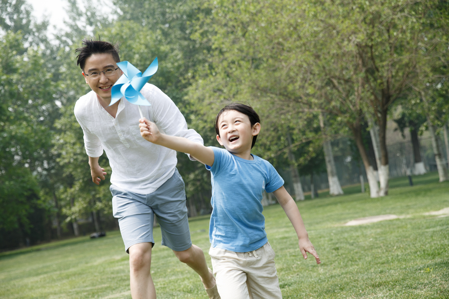 快乐父子在草地上玩耍 快乐父子在草地上玩耍