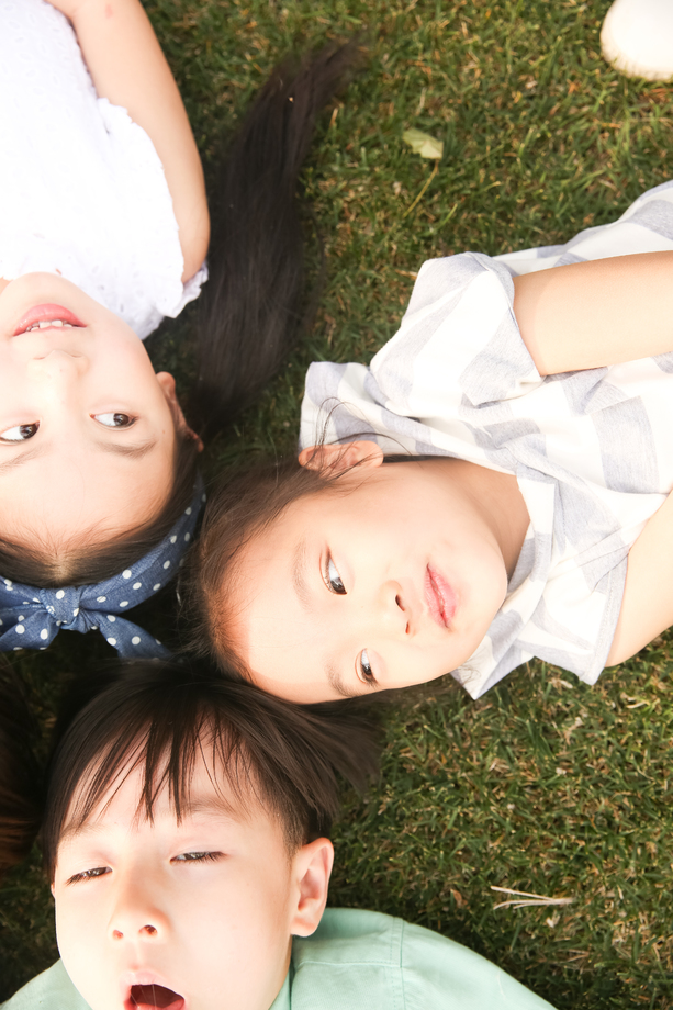 快乐的孩子们在草地上玩耍 快乐的孩子们在草地上玩耍