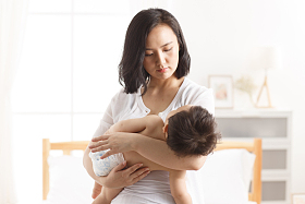 妈妈抱宝宝睡觉