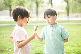 小男孩吃冰棍照片