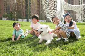 快乐的孩子在外面玩耍图片