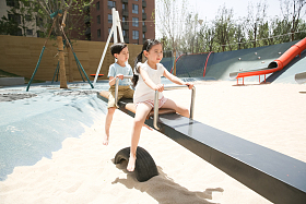 快乐儿童玩跷跷板