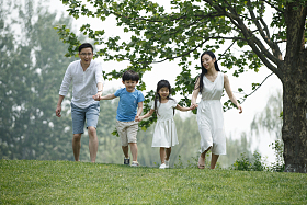 快乐家庭在草地上奔跑