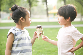 快乐儿童吃冰棍