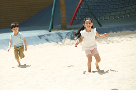 儿童在沙子里踢球图片