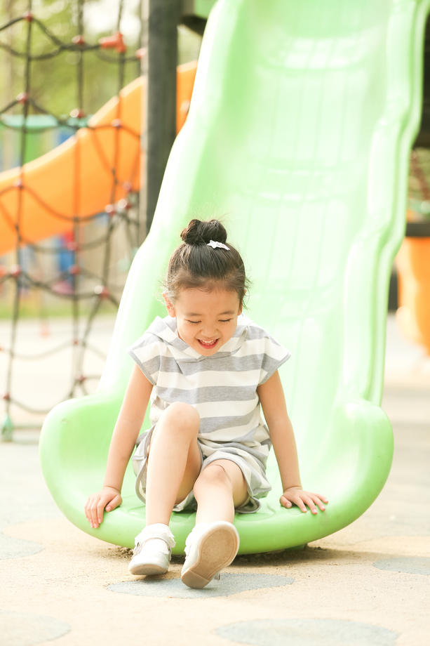 小女孩在户外玩滑梯 小女孩在户外玩滑梯