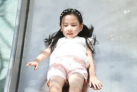 小女孩在户外玩滑梯