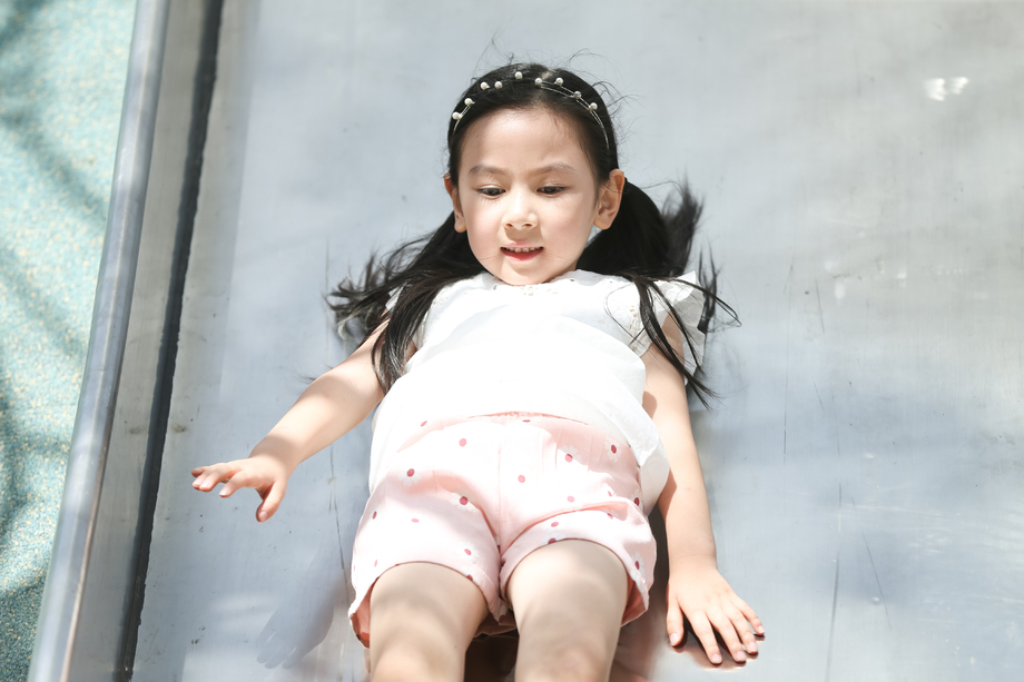 小女孩在户外玩滑梯 小女孩在户外玩滑梯