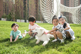 快乐的孩子在外面玩耍图片