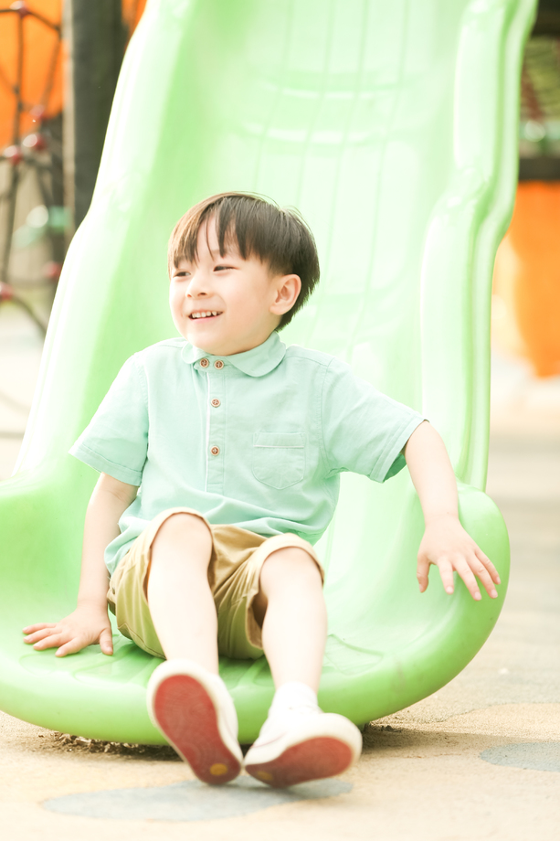 小男孩在户外玩滑梯图片 小男孩在户外玩滑梯图片