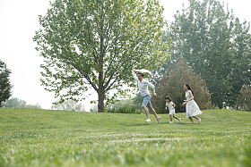 一家三口在草地上放风筝