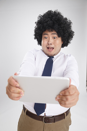 肥胖的商务男人拿着平板电脑