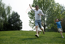 快乐家庭在草地上奔跑