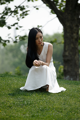 青年女人在户外