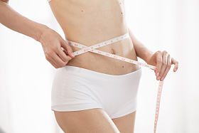 青年女人测量腰围