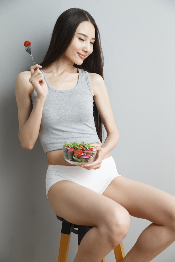 青年女人吃水果沙拉图片