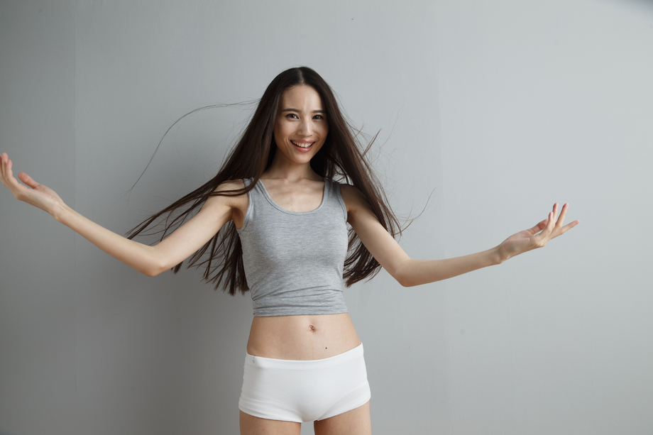 兴奋的青年女人 兴奋的青年女人