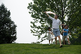 快乐家庭在草地上奔跑