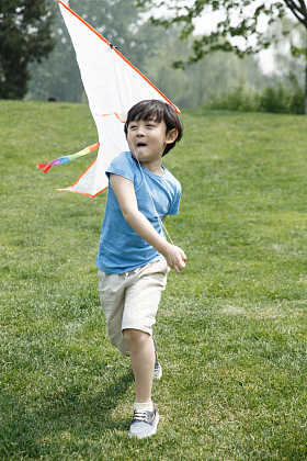 小男孩放风筝