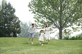 一家三口在草地上放风筝