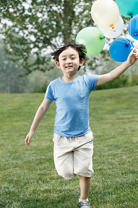 小男孩在户外玩耍图片