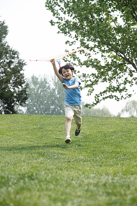 小男孩放风筝照片
