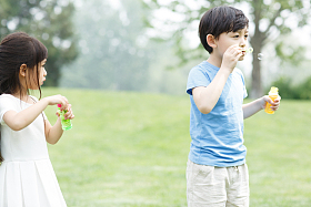 可爱的男孩女孩在户外玩耍