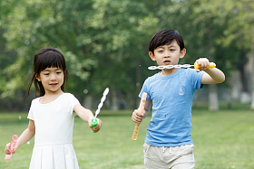 可爱的男孩女孩在户外玩耍
