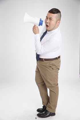 商务胖男人拿着扩音器