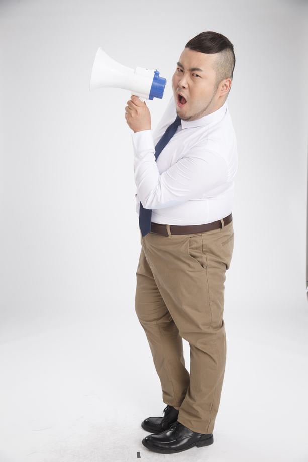 商务胖男人拿着扩音器 商务胖男人拿着扩音器